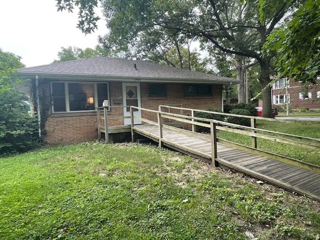 Building Photo - 2 Bedroom Duplex on Great Corner Lot in Urbana!