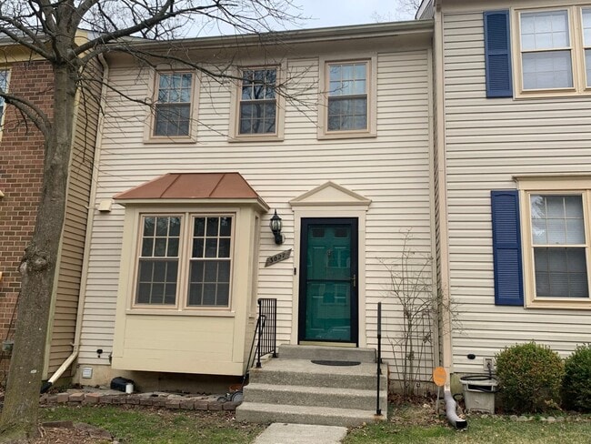 TOTAL REFRESH - NEW PAINT Spacious 3 Level... - TOTAL REFRESH - NEW PAINT Spacious 3 Level... Townhome