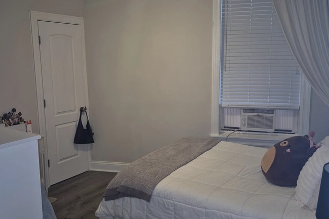 Photo - 854 W George St Unit 3