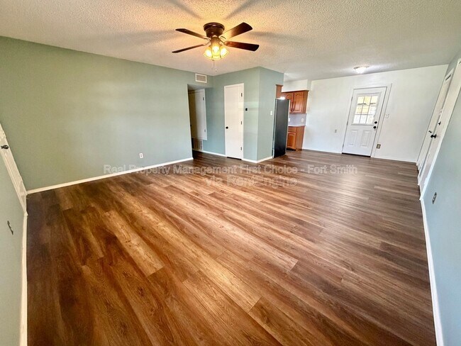 Photo - 904 Hillside Dr