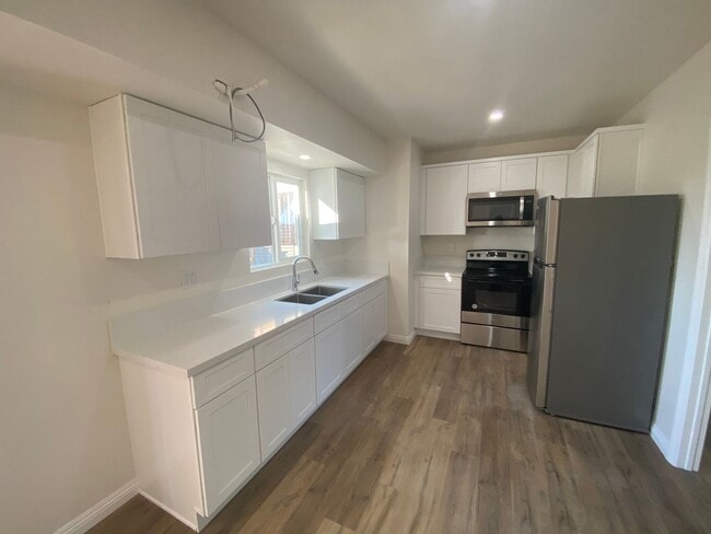 Building Photo - Modern Townhome with Gorgeous City Views – Prime Thousand Oaks Locati