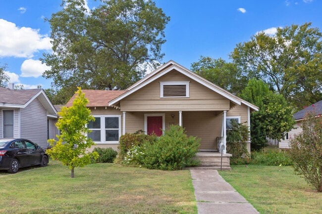 Building Photo - Available Now! Charming 2 Bed / 2 Bath Craftsman Home Near Downtown Waco