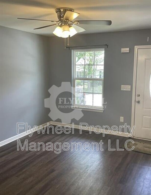 Photo - 690 19th Ave W