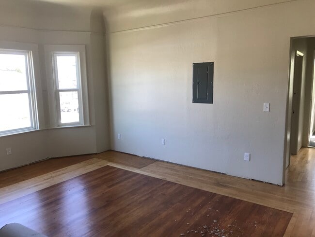 Details from the beautiful original home were preserved in the 2019 remodel: hardwood flooring, high ceilings, crown molding. 2019 remodel: all modern electrical wiring and plumbing, fresh painted walls, refinished floors, new paint, new carpeting, and much more. - 314 Rigg St Townhome