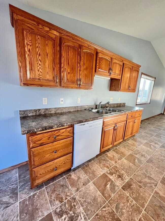 Photo - Spacious 4 Bed/3 Bath Twinhome in Brandon!