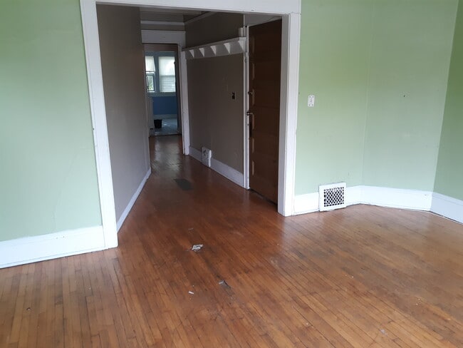 Photo - 3463 N Oakland Ave Unit UWM / East-Side 3BR upper flat