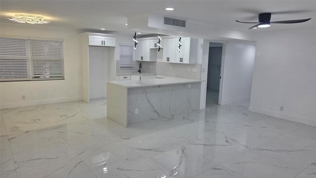 Building Photo - 5332 NW 18th St Unit 1-O