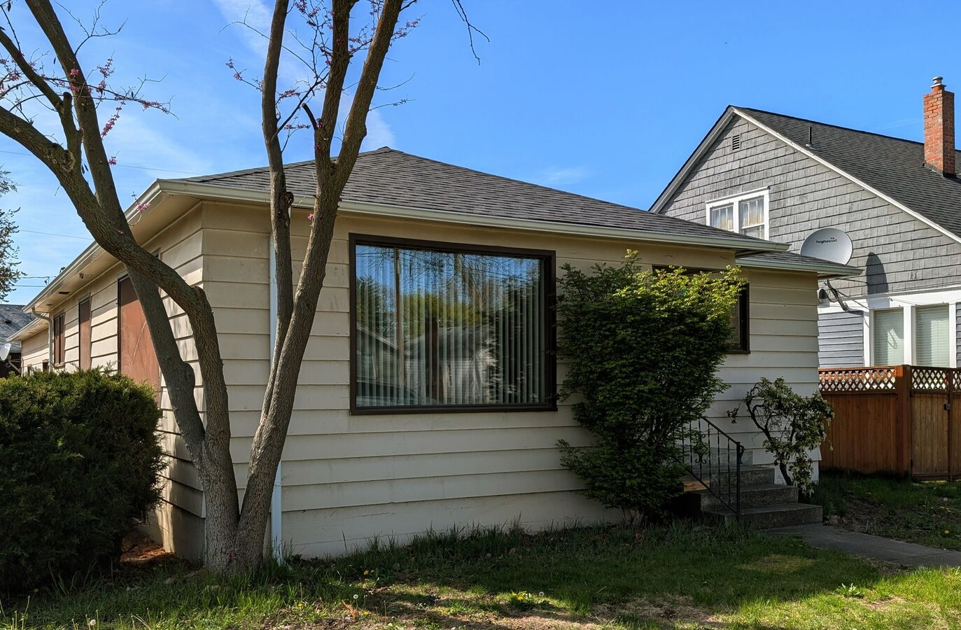 Spacious 3 Bedroom Normal Hill House with Large Garage - Spacious 3 Bedroom Normal Hill House with Large Garage