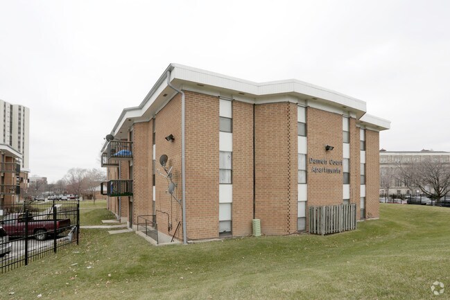 Photo - Damen Court Apartments