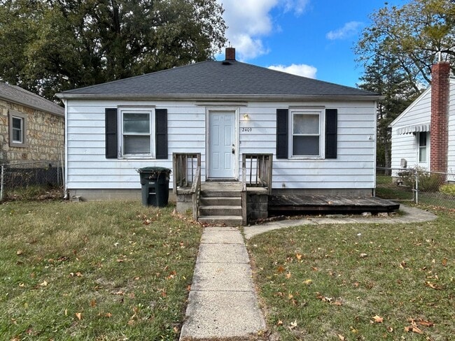 Building Photo - 3 bedroom 1 bathroom house with a bonus room!