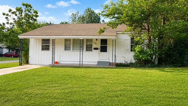 Building Photo - 3901 Pine Ave
