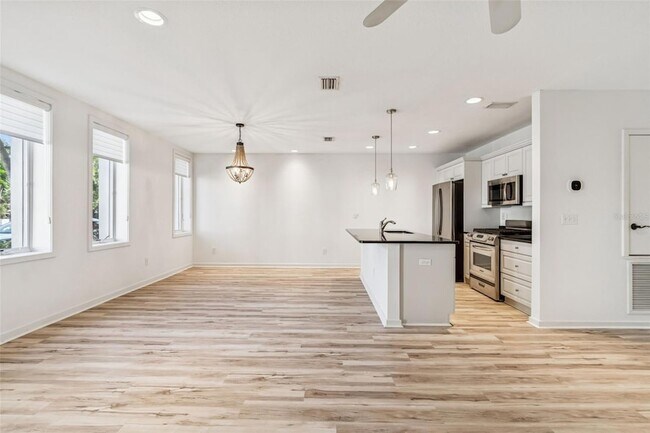 Photo - 1685 Laurel St