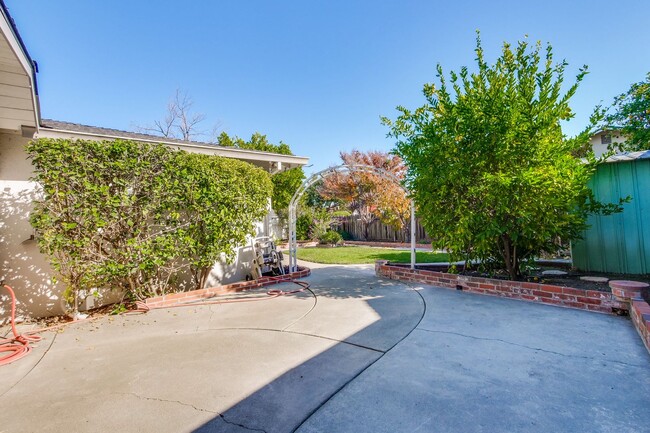 Photo - Hardwood Floors- Top Moreland SCH- SM Dogs Welcome- Close to Apple