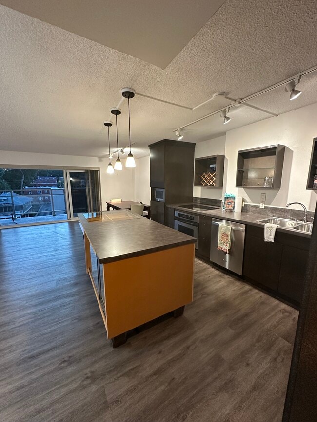 Photo - 4545 Wornall Rd Unit 202