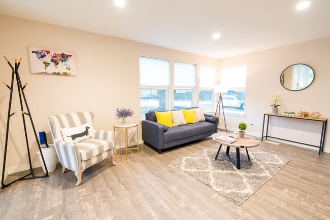 Photo - 8985 SW Center St