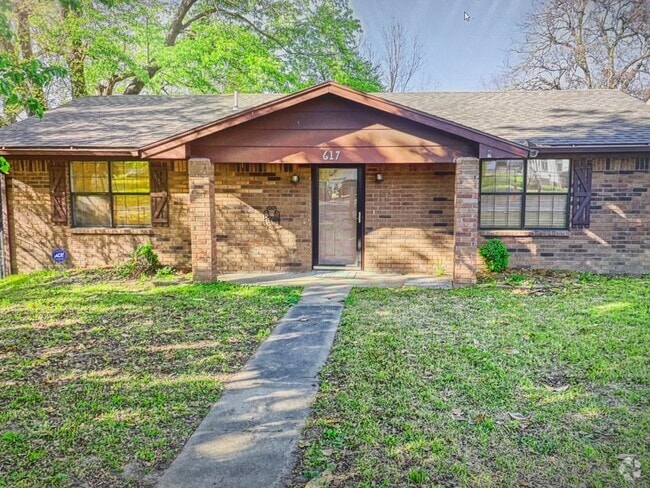 Building Photo - Charming 3-Bedroom with Fenced Yard & Cove... Rental