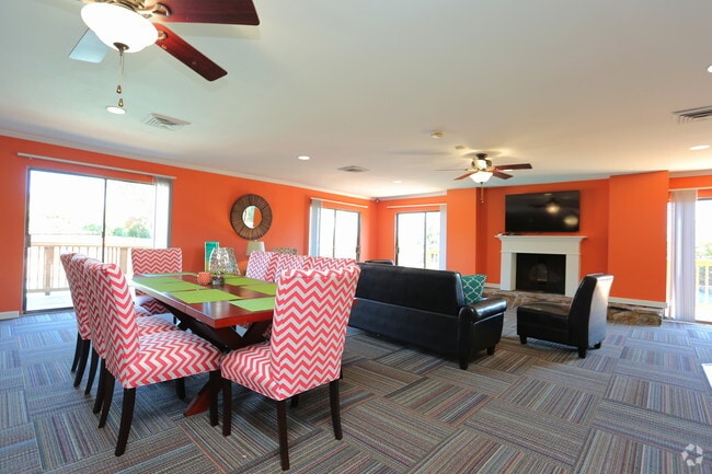 1BR, 1BA -761SF
