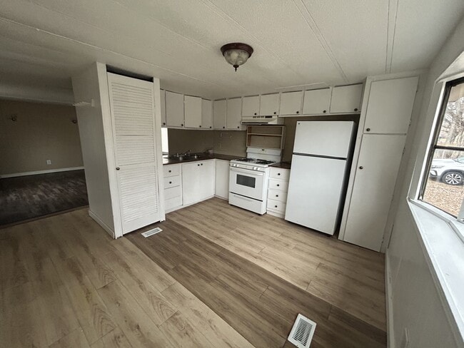 Photo - 104 1st Ave SW