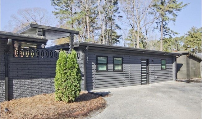 Building Photo - 3229 Kingsdale Dr SW Rental