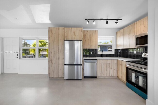 Building Photo - 5195 NE 18th Ave Unit 3