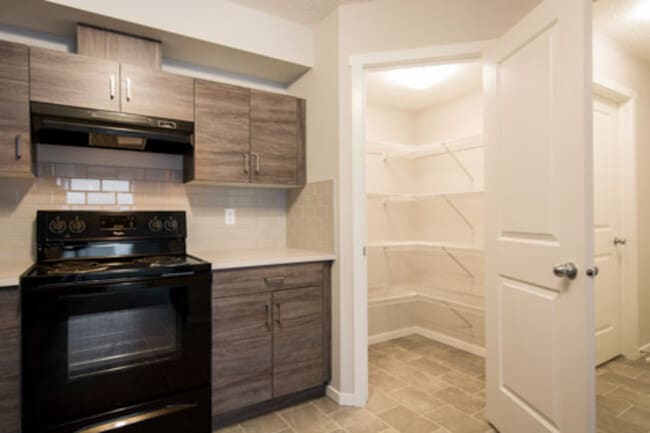 Photo - 4705-A-4749 49 Ave