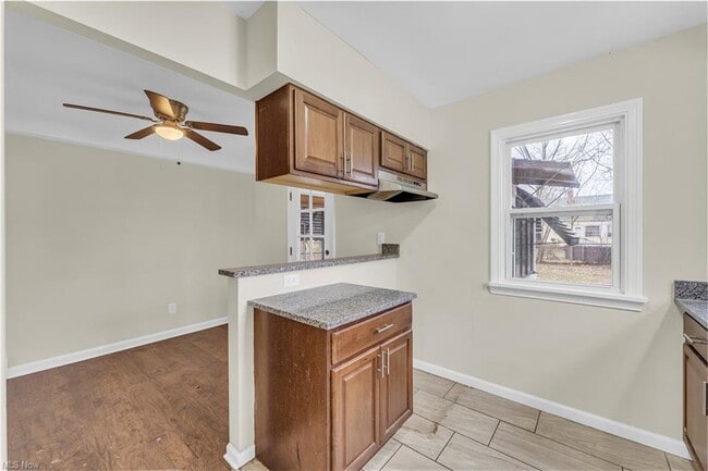 Photo - 416 E 255th St