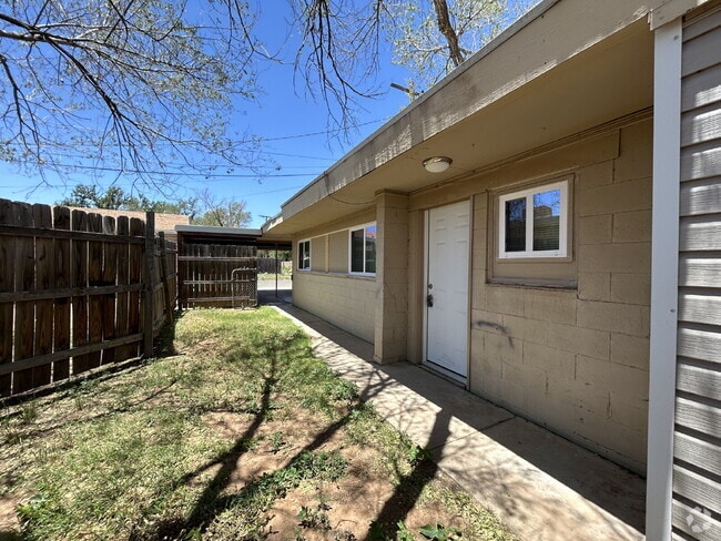 Building Photo - Beautiful Newly Remodeled Rear House Effic...
