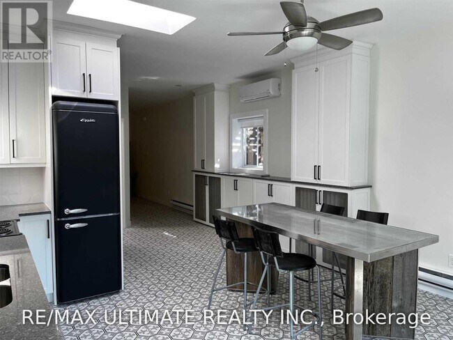 Photo - 1065 B St Clair Ave W
