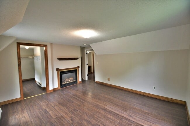 710 W 4th St