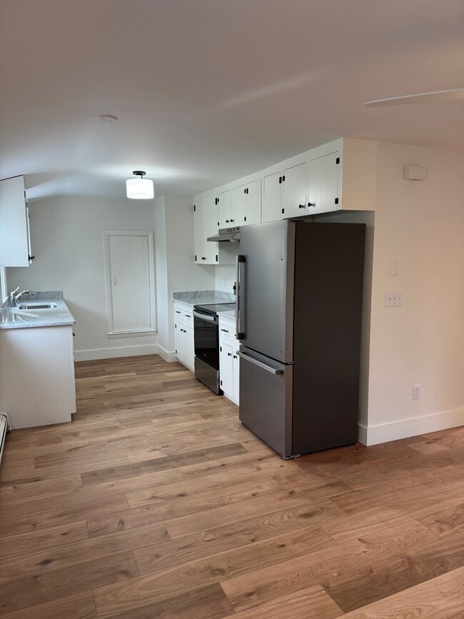 Building Photo - 667 Main St Unit 667 Main Rental
