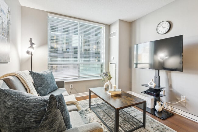 Photo - 168 Simcoe St Unit FL1-ID1030943P