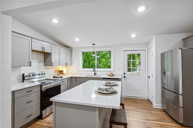 Photo - 698 Garibaldi St SW