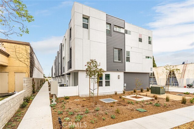 Photo - 123 E 223rd St