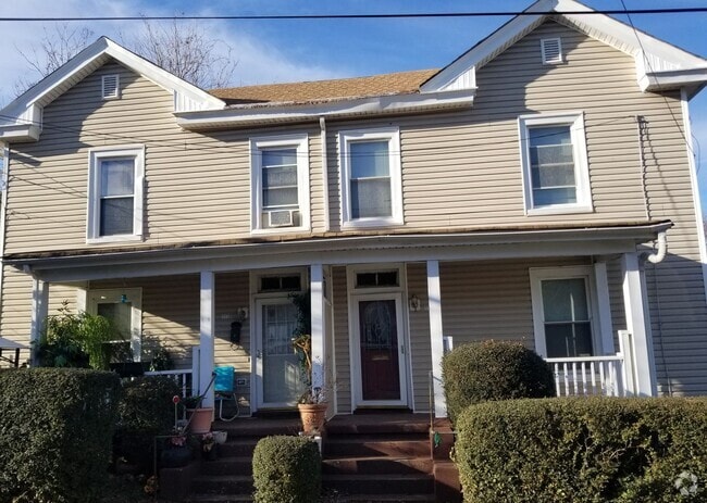 Building Photo - Two Bedroom Two Story Townhome Close to th...