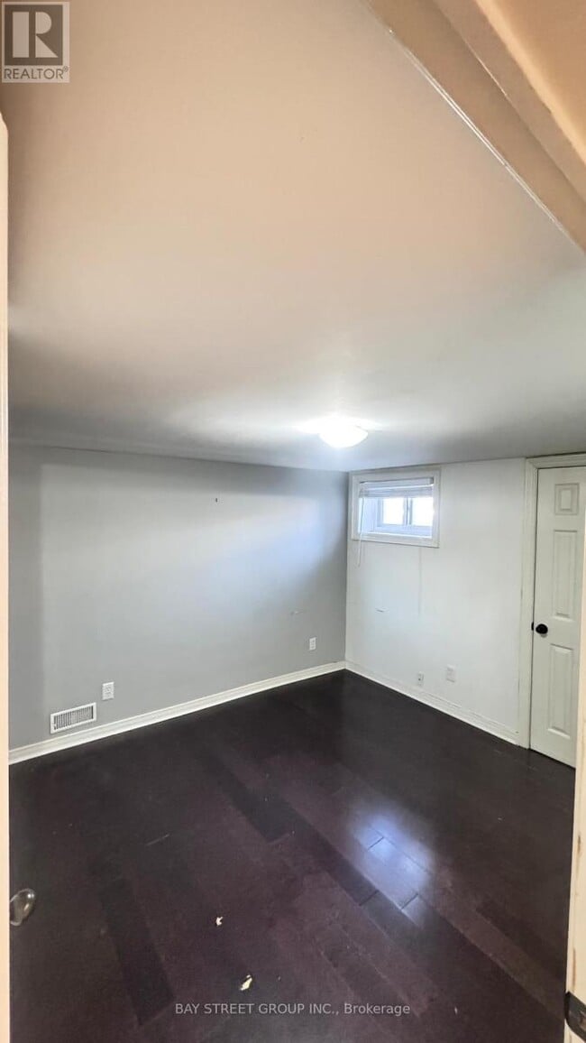 Photo - 2048 Edinburgh Dr