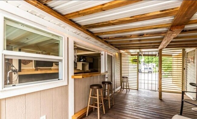 patio/hangout area - 704 E Moneta Ave