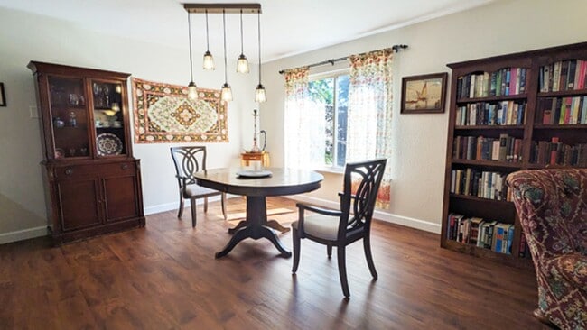 Building Photo - Move in Ready Furnished 3/1.5 Condo, most utilities included Unit 20