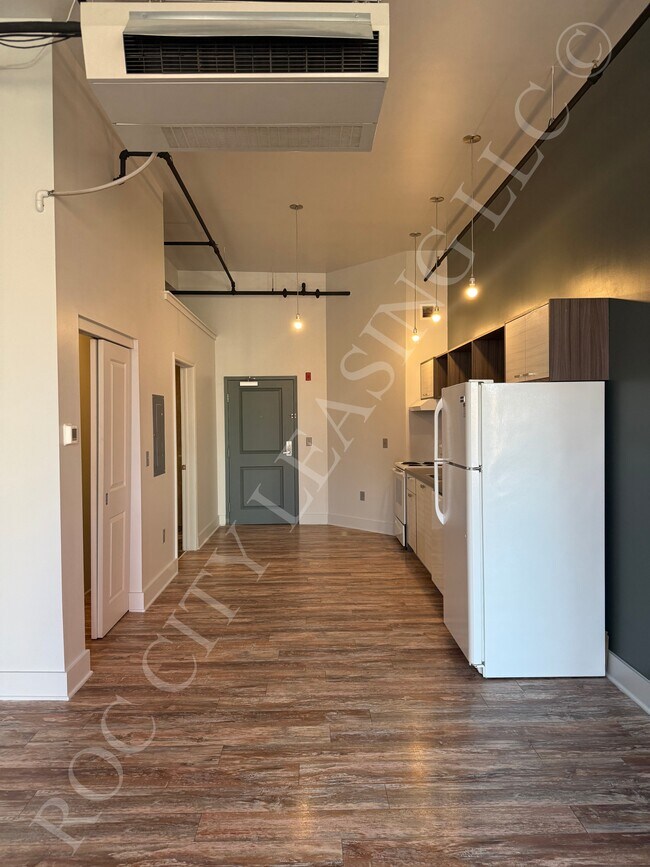 155 Saint Paul #403 Living Space - Hive@155 and Hive Andrews