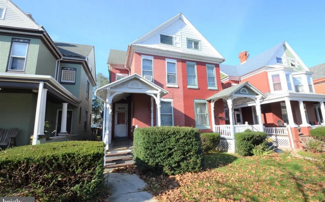 Frente de la casa, entrada lateral para la unidad del piso superior. - 820 N 4th St Unidad 2