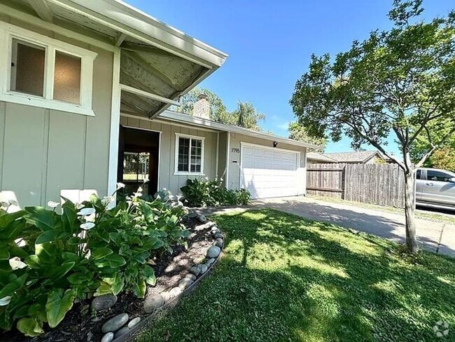 Building Photo - comfort and convenience in this thoughtful... Rental