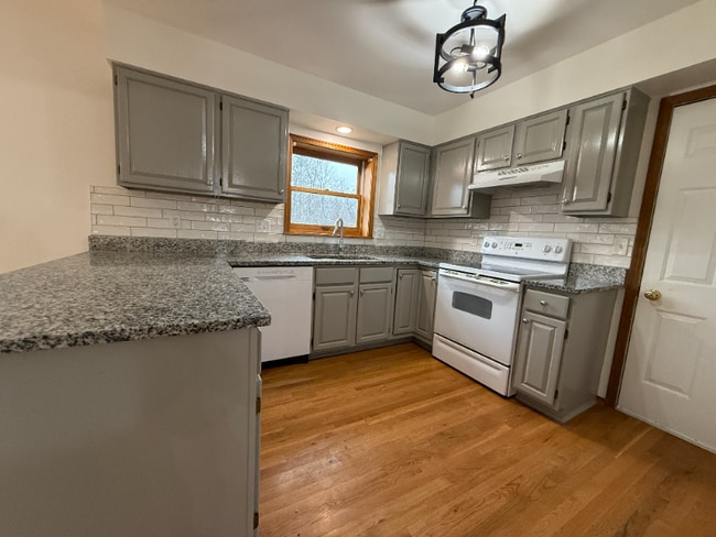 Kitchen - 10255 Cedarwood Dr