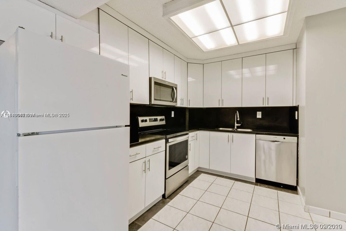 Photo - 2924 Collins Ave