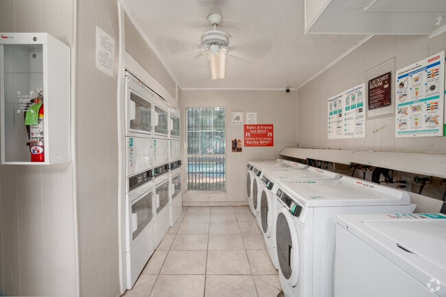 Laundry Room - 2929 Dunvale Apartments On Westheimer