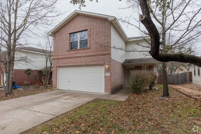 Building Photo - Charming 3BR/2.5BA Home with Spacious Back...