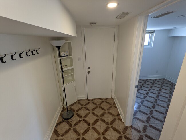 Photo - 901 Ossington Av Unit Basement