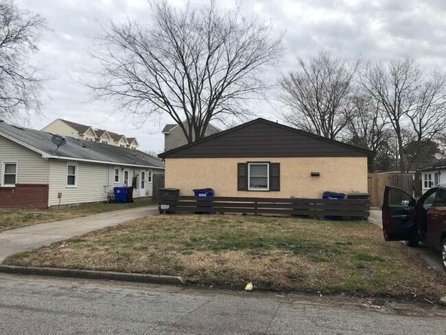 Building Photo - 2 BED / 1 BATH DUPLEX