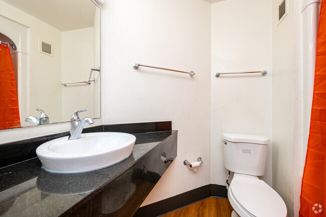 Standard Studio, 1BA - 286SF - Primary Bathroom