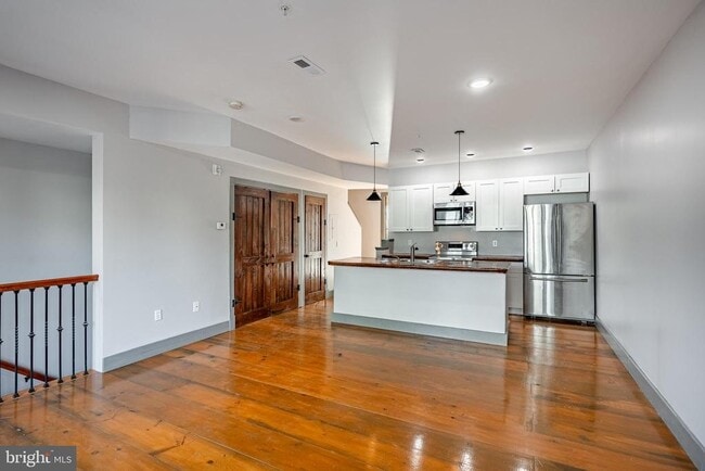 Building Photo - 235 E Market St Unit 3