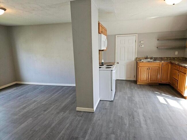 Photo - 118 W 12th Ave