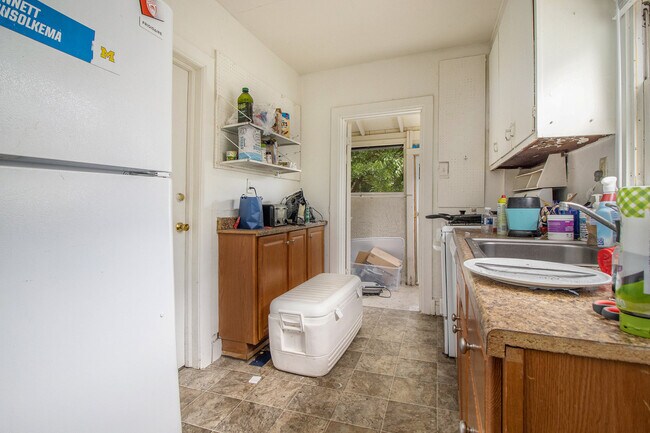 Photo - 927 S Division St